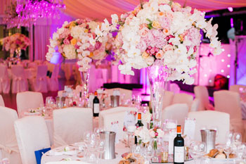 Les compositions florales sur les tables pour un mariage en bord de mer